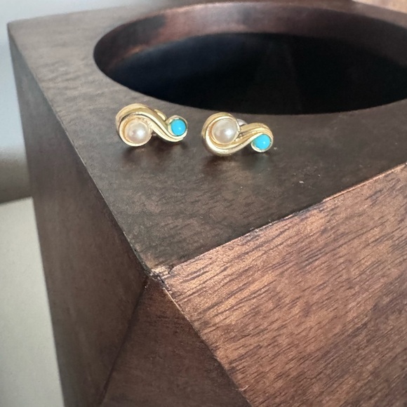 Vintage Avon Delicate Earrings Faux Pearl
Turquoise Gold Tone Swirl Signed - Picture 2 of 4